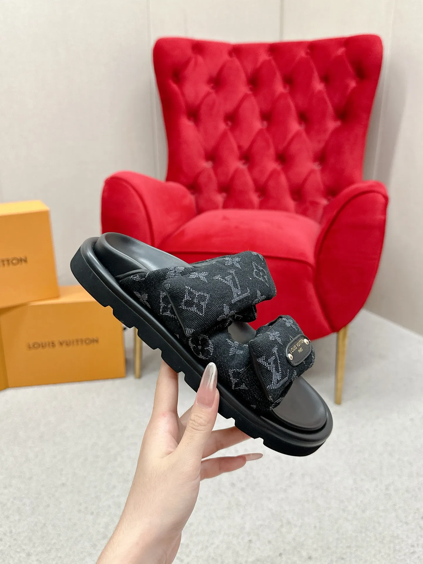 P340 yuan LV Louis Vuitton Full of high-end feel! A popular model among bloggers at home and abroad, it’s retro and fashionable, and looks stunning on your feet! Mainly recommended model on the official website★ ━━━━━ ЅᏇєєt ━━━━━ ▪️Upper: original calfskin ➕5D printing process ▪️Inner: imported mixed sheepskin ▪️Outsole: original molded foam outsole ▪️Size: Female 35-40 Men's 39-44 (women's 41 men's 45)